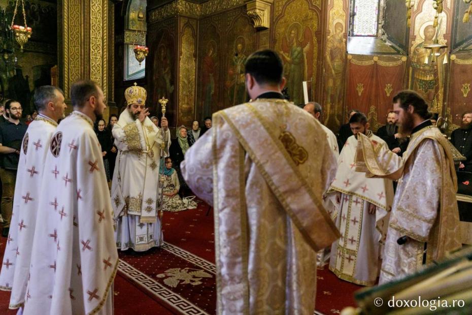 PS Nichifor Botoșăneanul, săvârșind Sfânta Liturghie / Foto: Pr. Silviu Cluci