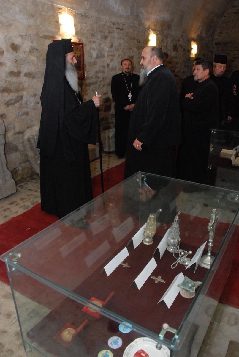 ÎPS Teofan în muzeul parohial (2008)